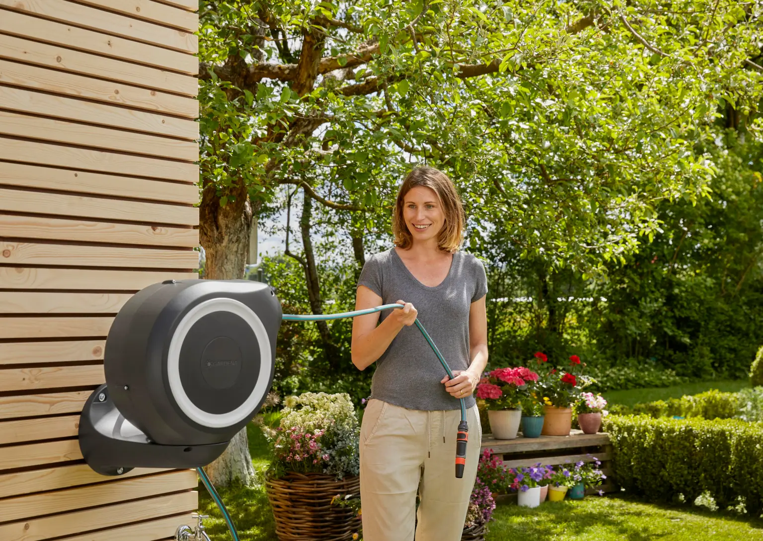 GARDENA Dévidoir automatique mural RollUp M liseret blanc – Longueur 20m – Ø11mm – Kit complet – Garantie 5 ans (18612-20) – Image 6