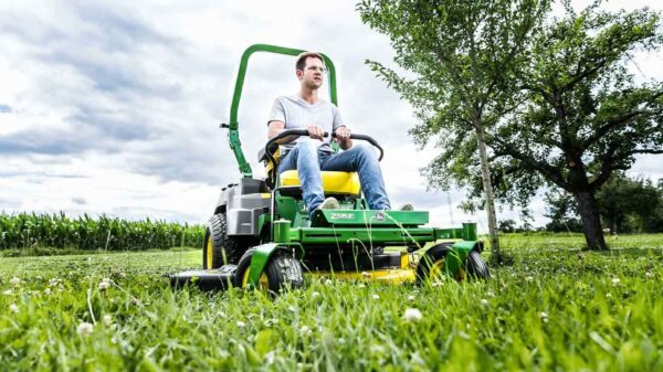 Tondeuse autoportée à rayon de braquage 0° John Deere Z515E – Image 3